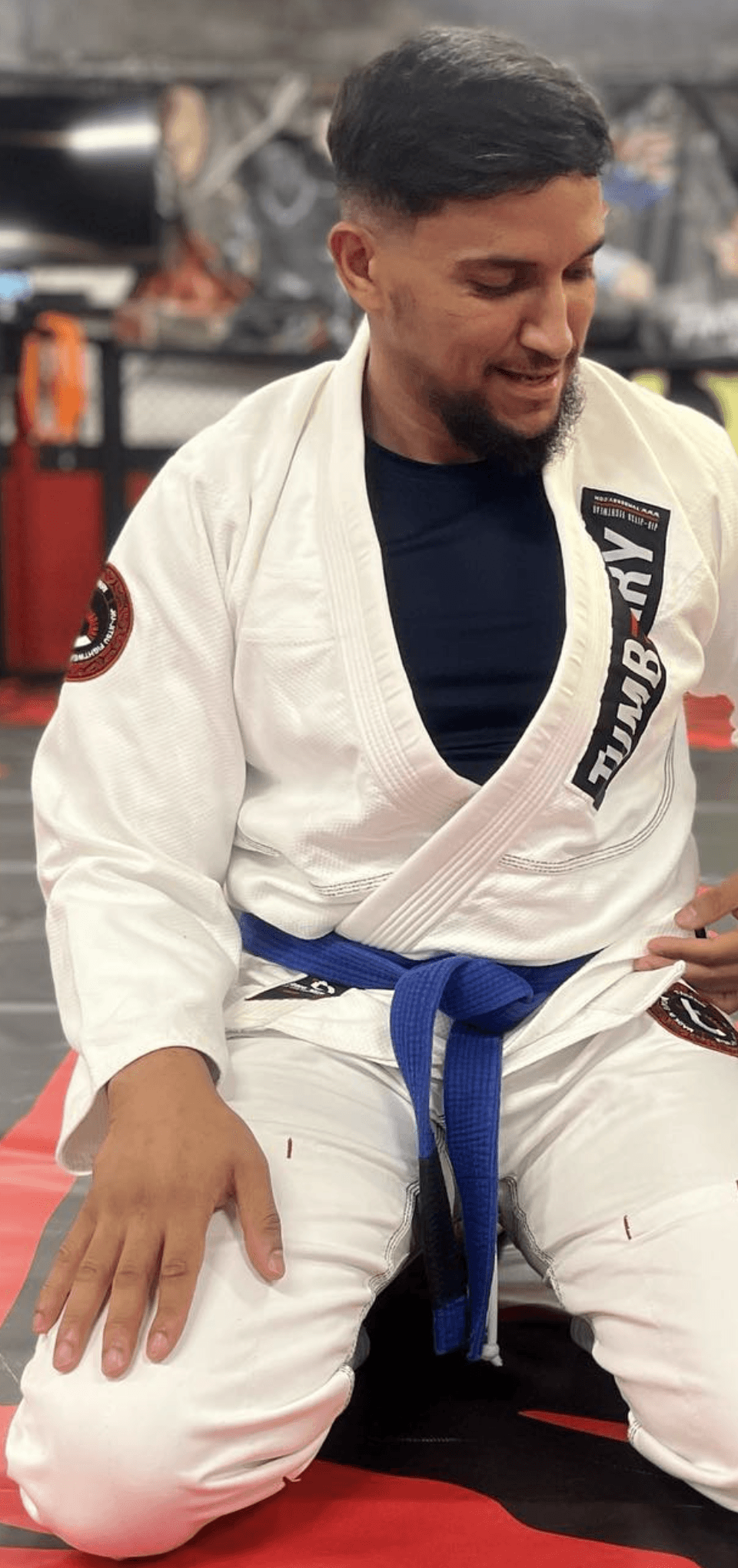Hamza, professeur, en kimono sur le tatami pendant un cours.